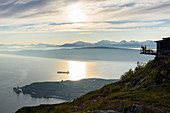 Junges Paar auf Terrasse, Vom Fagernesfjell hat man einen tollen Blick auf den Ofotfjord und, Narvik, Norwegen