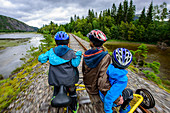 Familie beim Draisine fahren am Campingplatz von Namsos, Norwegen