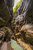 Blick durch die Felswände und den Fluss der Partnachklamm, Garmisch-Partenkirchen, Oberbayern, Deutschland