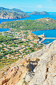 Blick auf den Hafen von Levante und den Archipel der Äolischen Inseln, Insel Vulcano, Äolische Inseln, Sizilien, Italien