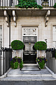 Eingangstür eines Privathauses mit Blumenkästen in Kensington, London UK