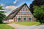 Reich verziertes Zweiständerhaus im typischen Stil des Alten Landes, Grünendeich, Niedersachsen, Deutschland