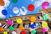 Bunte schwebende Sonnenschirme, Genua, Ligurien, Italien