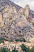 Blick auf das Dorf Moustiers Sainte Marie, Alpes-de-Haute-Provence, Provence, Frankreich