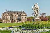 Skulptur vor dem Sommerpalais im Großen Garten von Dresden, Sachsen, Deutschland
