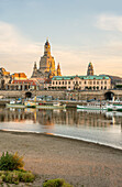 Abendstimmung an der historischen Skyline von Dresden, Sachsen, Deutschland