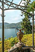 Amphore im Giardino Vecchio im Botanischen Garten der Villa Carlotta, Tremezzo am Comer See, Lombardei, Italien