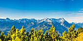 Panorama auf das Wettersteingebirge mit Alpspitze 2628m und Zugspitze 2962m, Werdenfelser Land, Oberbayern, Bayern, Deutschland, Europa