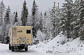 Wintertauglicher Van im Schnee in Lappland, Borgafjäll, Schweden