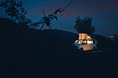 VW Bus beleuchtet, in der blauen Stunde, VW T6 California, Bulli, Berge in der Abenddämmerung, Blaue Stunde, Ligurien, Italien 