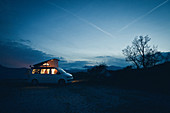 VW Bus beleuchtet, in der blauen Stunde, VW T6 California, Bulli, Berge in der Abenddämmerung, Blaue Stunde, Ligurien, Italien