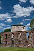 Blick auf die Schlossruine bei Gräfsnäs an einem Sommertag, Västra Götaland, Schweden