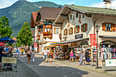 Touristen in der Innenstadt von Garmisch Partenkirchen, Bayern, Deutschland