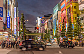 Straßenszene auf der Chuo Dori im Akihabara Electric Town Viertel bei Nacht, Tokio, Japan