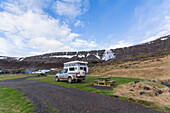 Wohnmobil auf einem Stellplatz in Island