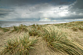SanddÃ¼nen an der Nordsee unter Sturmwolken mit Regenbogen, Schillig, Wangerland, Friesland, Niedersachsen, Deutschland, Europa