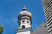 Blick nach oben zum Kirchturm vom Kloster Höglwörth, Chiemgau, Bayern, Deutschland