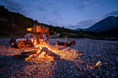 Albanien, Südeuropa, junges Paar sitzt vor Geländewagen mit Dachzelt, Lagerfeuer, Fluss, Vjosa, Permet