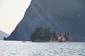 Blick zur Isola S. Paolo, Peschiera auf der Monte Isola, Iseosee, Lombardei, Italien
