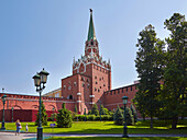 Moskau, Blick vom Alexander Garten zum Dreieinigkeitsturm an der Westmauer des Kreml, Moskva, Moskau-Wolga-Kanal, Russland, Europa