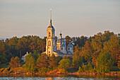 Kirche in Okhotino an der Wolga bei Sonnenuntergang, Oblast Jaroslawl, Russland, Europa