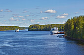 Kreuzfahrtschiff bei Werchnije Mandrogi auf dem Fluß Swir, Mittlerer Swir, Lenin-Wolga-Ostsee-Kanal, Oblast Leningrad, Russland, Europa