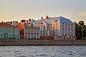 St. Petersburg, Palais am Universitetskaja nab. am Ufer der Newa, Russland, Europa