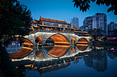 Beleuchtete Ashun Brücke, Chengdu, Jin Fluss, Sichuan Provinz, China, Asien