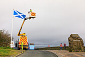 Schottische Fahne wird gewechselt, Grenze, Carter Bar, Grenzstein, Schottland, UK 