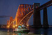 Nachtaufnahme, Forth Bridge, Eisenbahnbrücke über Firth of Forth, South Queensferry, Schottland, UK