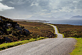 Einsame leere Landstraße entlang der Küste von Applecross, einspurig, Wester Ross, Schottland UK