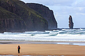 Wanderer am Strand der Sandwood Bay, Cape Wrath, Sutherland, Schottland UK