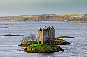 Castle Stalker, Tower House auf Gezeiteninsel, Loch Linnhe, Schottland UK