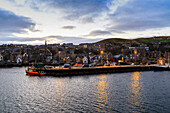 Blick von Fähre, Lichter am Hafenkai, Stromnness Hafen, Insel Mainland, Orkney, Schottland UK
