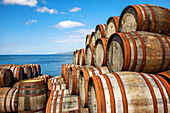 Kai, leere gestapelte Whiskyfässer am Meer, Bunnahabhain Destillerie, Islay, Schottland, UK