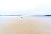 Sandstrand Luskentyre, weit, offen, einsamer Wanderer, Insel Harris, Äußere Hebriden, Schottland UK