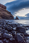 Abenddämmerung, glänzende Steine bei Ebbe am Strand der Talisker Bay, Isle of Skye, Schottland, UK