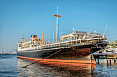 Hikawa Maru ein japanisches Linienschiff ankert als Museumsschiff am Yamashita Park, Naka-ku, Yokohama, Japan.