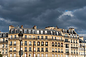 Dunkle Wolken über Pariser Häuser, Paris, Frankreich
