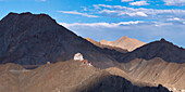 Das Kloster Namgyal Tsemo Gompa auf dem Tsenmo-Hügel, ein Aussichtspunkt über Leh, Ladakh, Jammu und Kaschmir, Indien, Asien