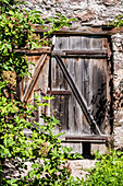 Holztür an einem Bauernhaus, Aldein, Radein, Südtirol, Alto Adige, Italien