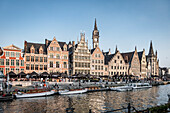 Touristenboot auf dem Fluss Leie, Ganslei Kai,  Rathaus der Vrije Schippers, mittelalterliche Häuser, Gent, Flandern, Belgien, Europa