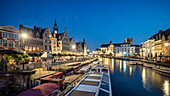 Historisches Zentrum von Gent am Abend,  Ganslei Kai, Blick von der Grasbrug, Ausflugsboote, mittelalterliche Haeuser, Gent, Flandern, Belgien, Europa
