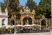 Place Stanislas, Brunnen der Amphitrite im goldenen Tor, Strassencafe, Nancy, Lothringen, Frankreich, Europa