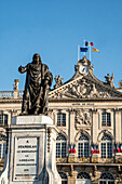 Statue Stanislas I. Leszcynski vor Hotel de Ville am Place Stanislas, Unesco Weltkulturerbe, Nancy, Lothringen, Frankreich, Europa