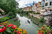 Stocherkähne auf dem Neckar, Blick von der Eberharsbrücke, Tübingen, Altstadtfassaden, Baden-Württemberg, Deutschland, Europa