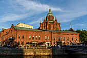Uspenski-Kathedrale mit Holiday Bar im Vordergrund, Helsinki, Finnland