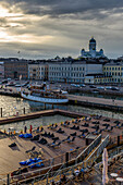 Allas Sea Pool, badende Menschen in dem ins Hafenbecken eingelassenen Pool, Helsinki, Finnland