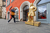 Touristeninformation, goldene Statue, zeigt den Komponisten Georg Friedrich Händel, Halle an der Saale, Sachsen-Anhalt, Deutschland