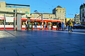 Straßenbahnhaltestelle mit Menschen, Marktplatz, Miniatureffekt, Halle, Sachsen-Anhalt, Deutschland